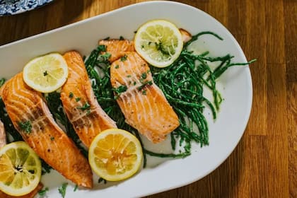 El salmón es rico en vitamina B