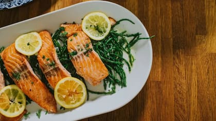 El salmón es rico en vitamina B-2 o riboflavina, vitamina B-3 o niacina, vitamina B-6 o piridoxina y vitamina B-12 o cobalamina