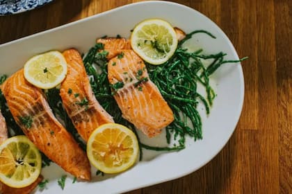 El salmón es rico en vitamina B-2 o riboflavina, vitamina B-3 o niacina, vitamina B-6 o piridoxina y vitamina B-12 o cobalamina