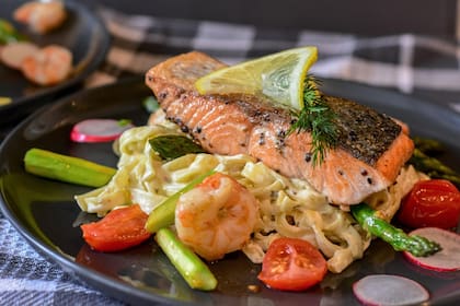 El salmón es uno de los alimentos ricos en ácidos grasos omega-3