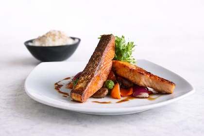 El salmón, las sardinas y el atún son fuentes ricas en omega-3