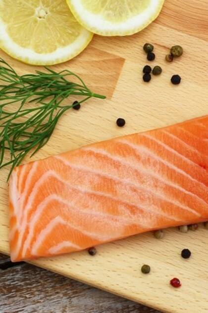 El salmón, en el centro de la polémica por su valor nutricional y el impacto medioambiental de su cría a gran escala.
