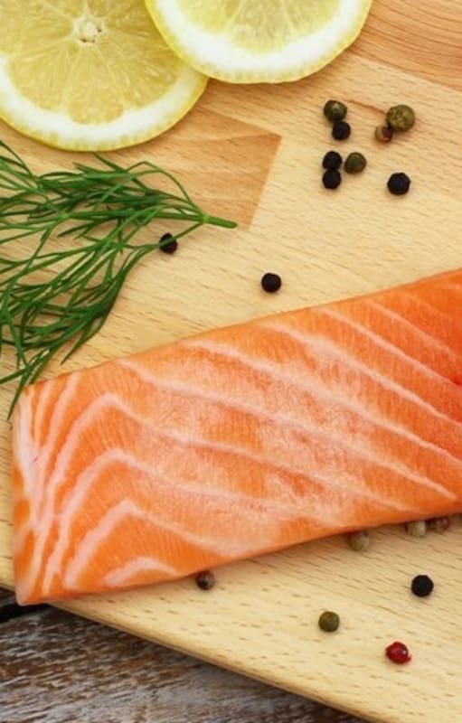 El salmón, en el centro de la polémica por su valor nutricional y el impacto medioambiental de su cría a gran escala.