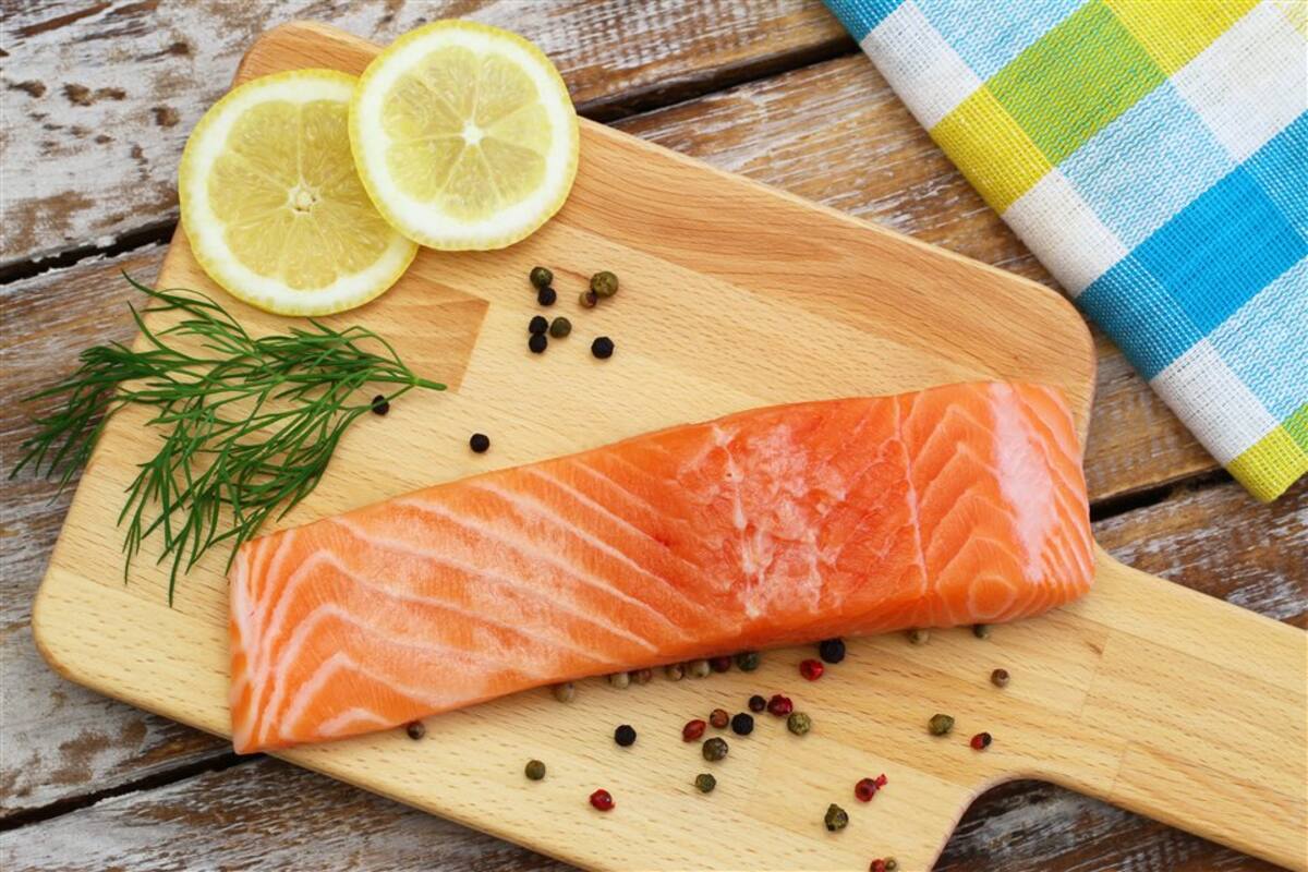 El salmón, en el centro de la polémica por su valor nutricional y el impacto medioambiental de su cría a gran escala.