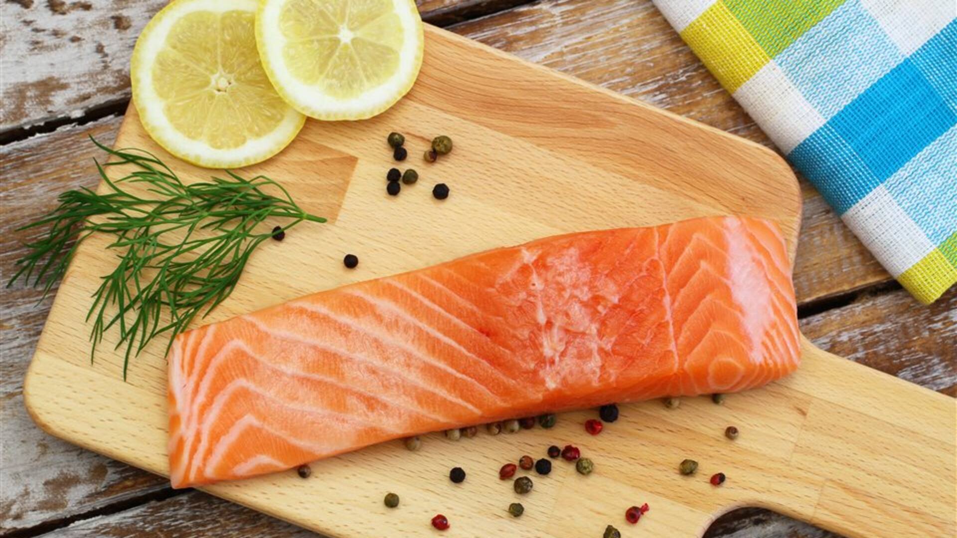 El salmón, en el centro de la polémica por su valor nutricional y el impacto medioambiental de su cría a gran escala.