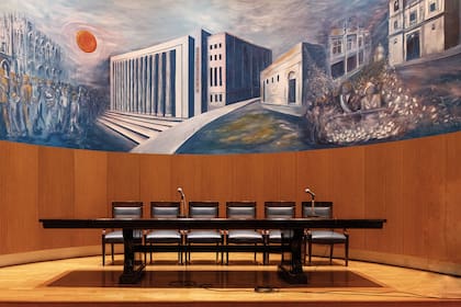 El Salón Azul alberga la obra de la muralista Zulma García Cuerva, realizada en 2009. Detalla todos los edificios que ocupó la Facultad.