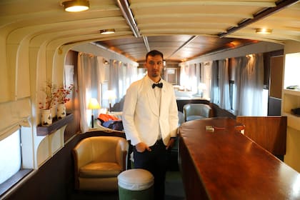 El salón comedor de la formación ferroviaria luce su espectacular restauración