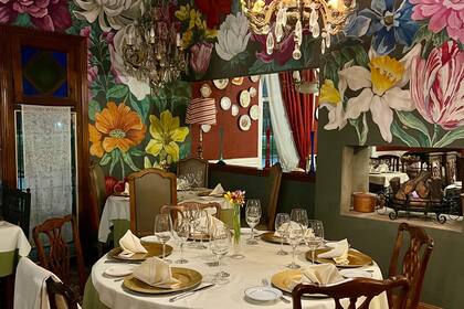 El salón con flores que se diferencia de otras áreas.