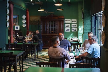 El salón convoca día y noche.