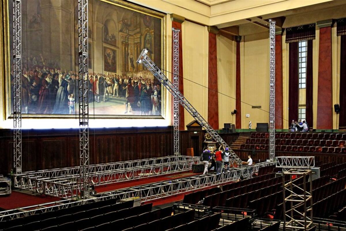 El salón de actos de la Facultad de Derecho, ayer, con los preparativos para el debate presidencial