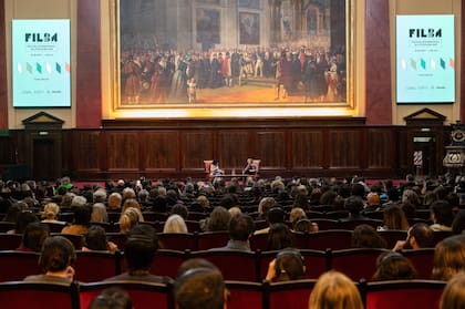 El salón de actos de la facultad, desbordado de fanáticos