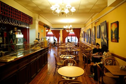 El salón de arriba se llena de turistas y clientela de siempre