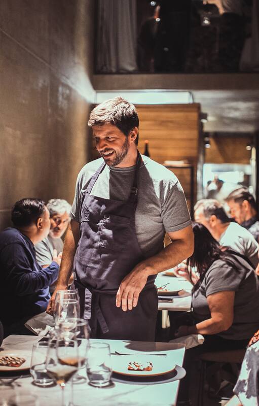 El salón de El Papagayo: 2.40 x 32 metros de largo. El más angosto del país.
