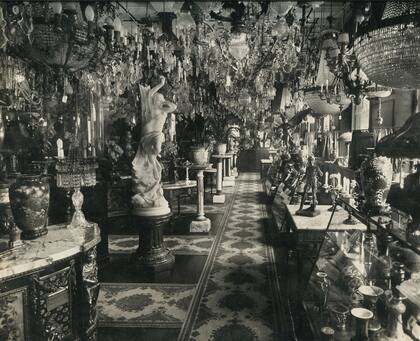 El salón de exposición y ventas de Azaretto.