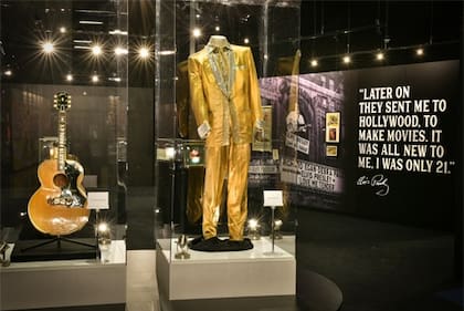 El "salón de la fama" de Elvis primero estuvo en la sala de la televisión y actualmente está en otro edificio dentro del complejo de Graceland