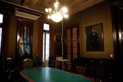 El Salón de las Banderas. Aquí se realizan las reuniones académicas y las del Consejo que reúne a la rectora, docentes, alumnos y graduados.