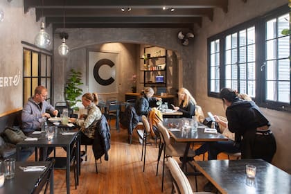 El salón de Liberté está en una esquina luminosa de la ciudad