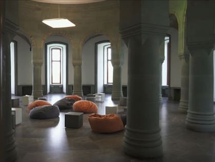 El Salón de los Líderes Supremos con puffs sobre el Sol Negro