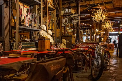El salón de más de 2.000 m² exhibe autos antiguos, motos, muebles, vitrinas, candelabros, balanzas y piezas de colección