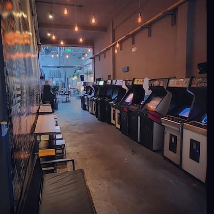 El salón de Perro Negro con arcades para sumar un poco de diversión retro a la salida