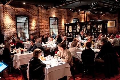 El salón de Rosa Negra conjuga elegancia y calidez