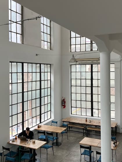 El salón de Stern era el comedor del bufete de trabajadores de Química Estrella. Se aprovechó la triple altura del lugar y se ganó mucha luz.