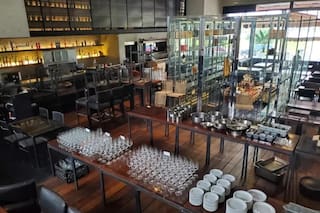 Tras 25 años, cerró un premiado restaurante del Bajo Belgrano: su vajilla, muebles y cocinas van a remate