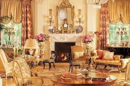 El salón de té con una chimenea como gran protagonista del ambiente.