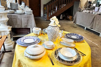 El salón de venta de Royal Limoges, la fábrica más antigua en funcionamiento
