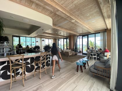 El salón del Amara y el ventanal con una vista única de Miami Beach.