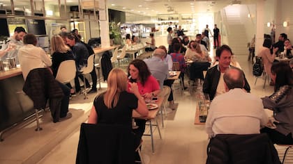 El salón del flamante restaurante emula un comedor de estilo industrial