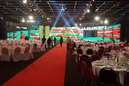 El salón del Hilton listo para recibir a los famosos de este Martín Fierro 2014