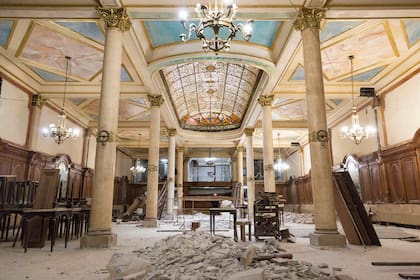 El salón del primer piso exhibe la fastuosa cúpula ya restaurada, mientras sigue la obra