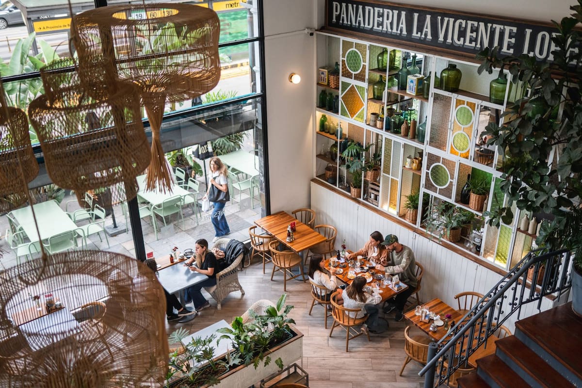 El salón del restaurante, en la esquina de Maipú y Las Heras, da cuenta del paisaje y de su evolución