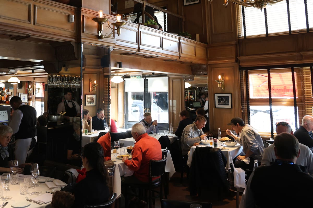 El salón del restaurante, en Libertador y Ayacucho