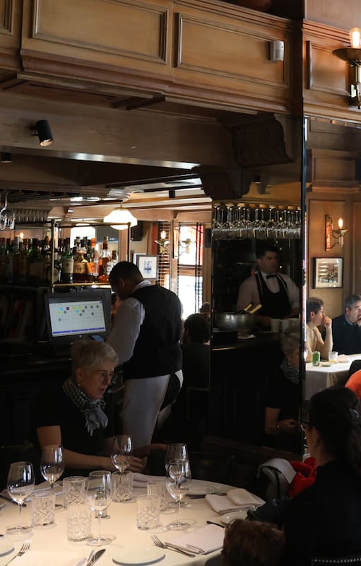 El salón del restaurante, en Libertador y Ayacucho