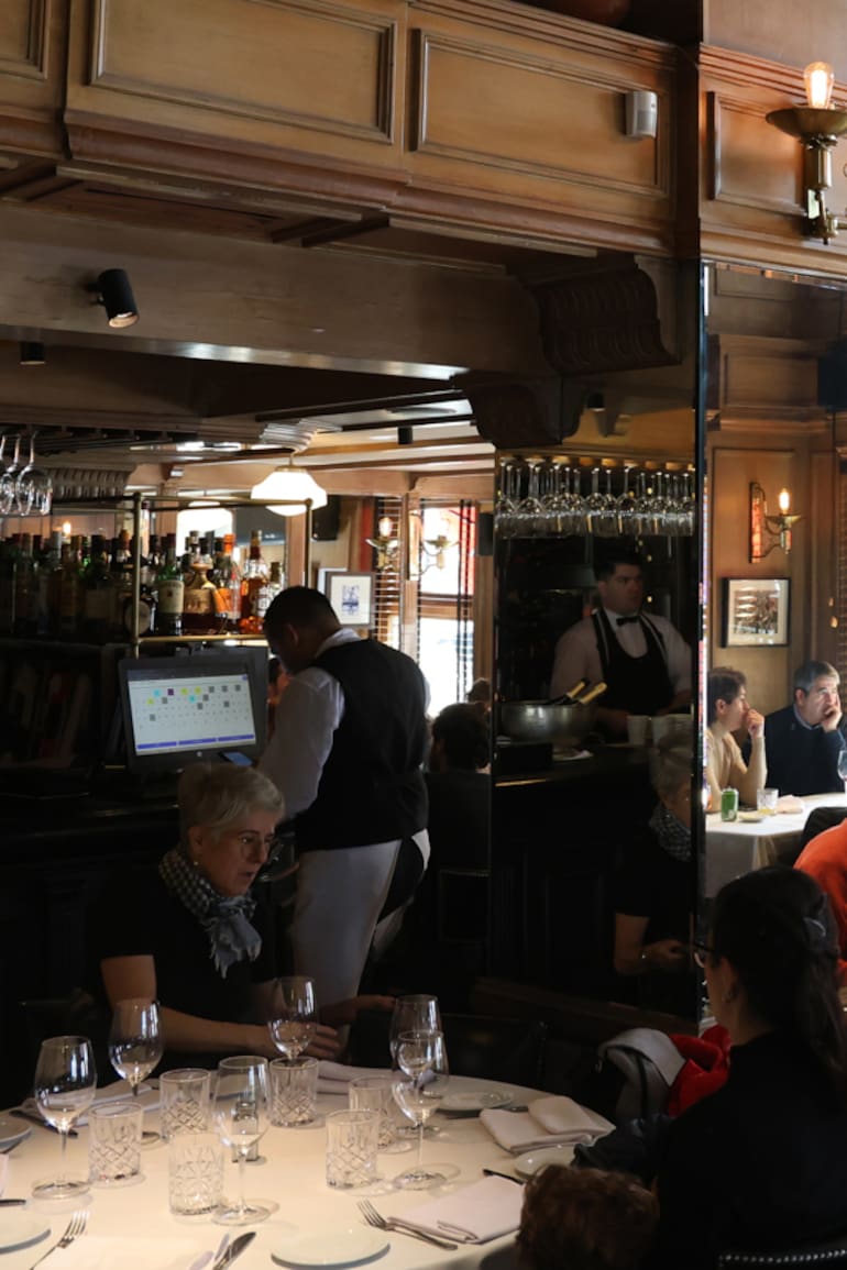 El salón del restaurante, en Libertador y Ayacucho