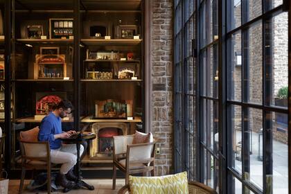 El salón del segundo piso en Civilian, un hotel de 27 pisos y 203 habitaciones, en el barrio Hell's Kitchen de Nueva York. (Anna Watts/The New York Times)