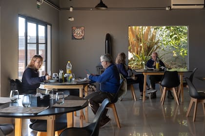 El salón es amplio y quedó muy bien puesto