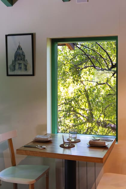 El salón es simple, con vistas al bosque, muy próximo a la Laguna Trébol