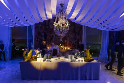 El salón estuvo decorado por las Hermanas Caradonti. La comida se sirvió en distintas estaciones para que los invitados circularan cómodos