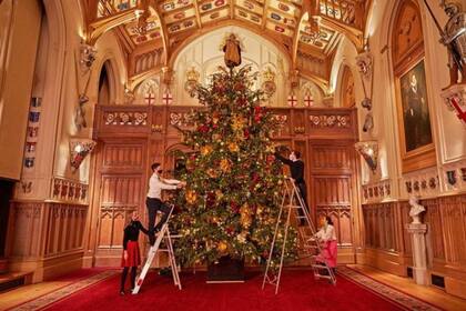 El salón interior está decorado con un majestuoso árbol con cientos de adornos. En el castillo se instalaron tres árboles: uno en el exterior y dos en las estancias interiores