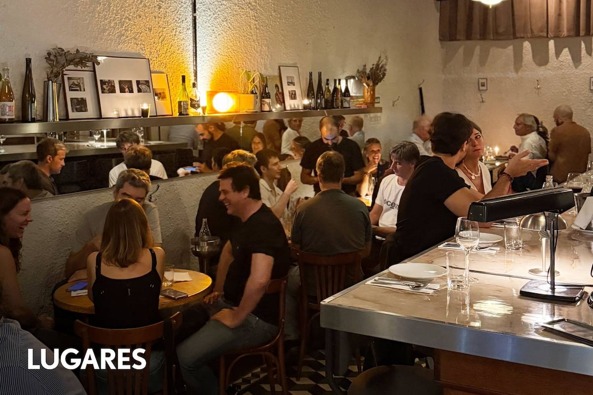 El salón, íntimo e iluminado con luces cálidas, invita a la charla distendida