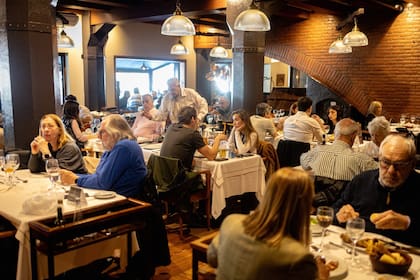 El salón lleno, un sábado al mediodía