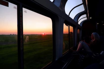 El salón panorámico del Empire Builder ofrece grandes ventanas para ver el paisaje (Instagram/@haleymc)