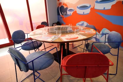 El salón privado es ideal para una reunión íntima de pocas personas. ¿Lo mejor? El centro de la mesa gira, permitiendo que todos lleguen a los platos