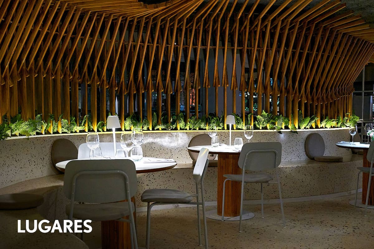 El salón remite a una vieja embarcación: mucha madera, algo de vidrio y el “abajo” y “arriba” del salón bien diferenciados.