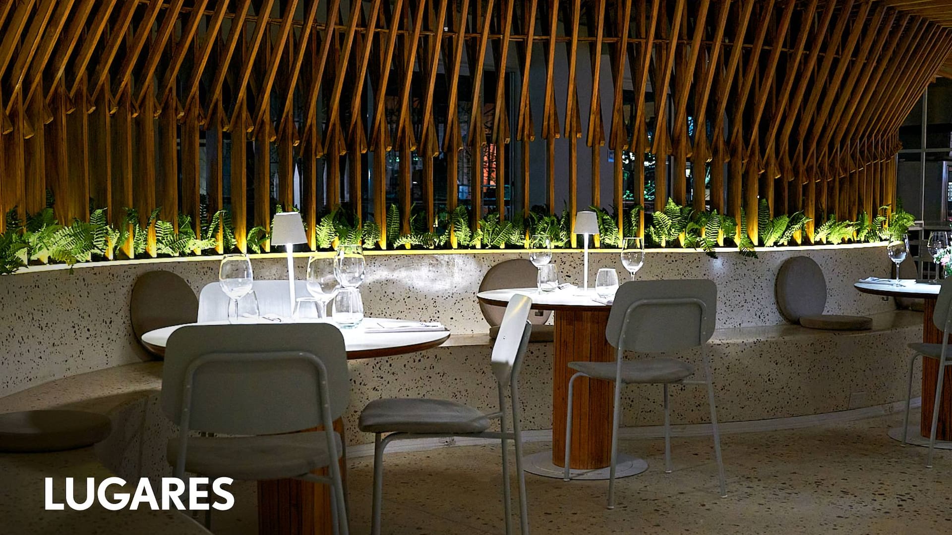 El salón remite a una vieja embarcación: mucha madera, algo de vidrio y el “abajo” y “arriba” del salón bien diferenciados.