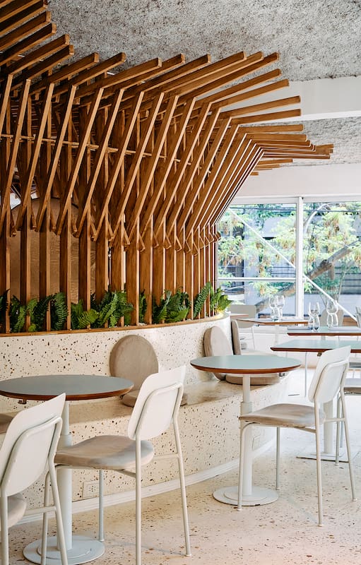 El salón remite a una vieja embarcación: mucha madera, algo de vidrio y el “abajo” y “arriba” del salón bien diferenciados.