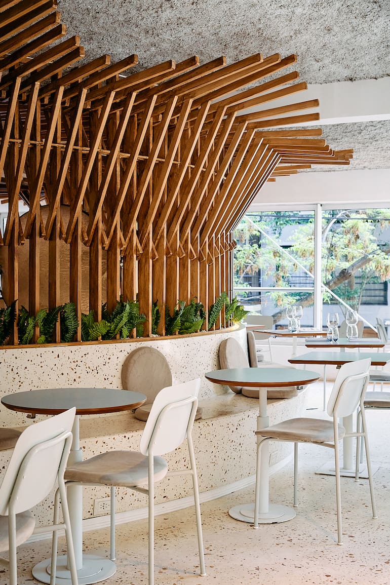 El salón remite a una vieja embarcación: mucha madera, algo de vidrio y el “abajo” y “arriba” del salón bien diferenciados.